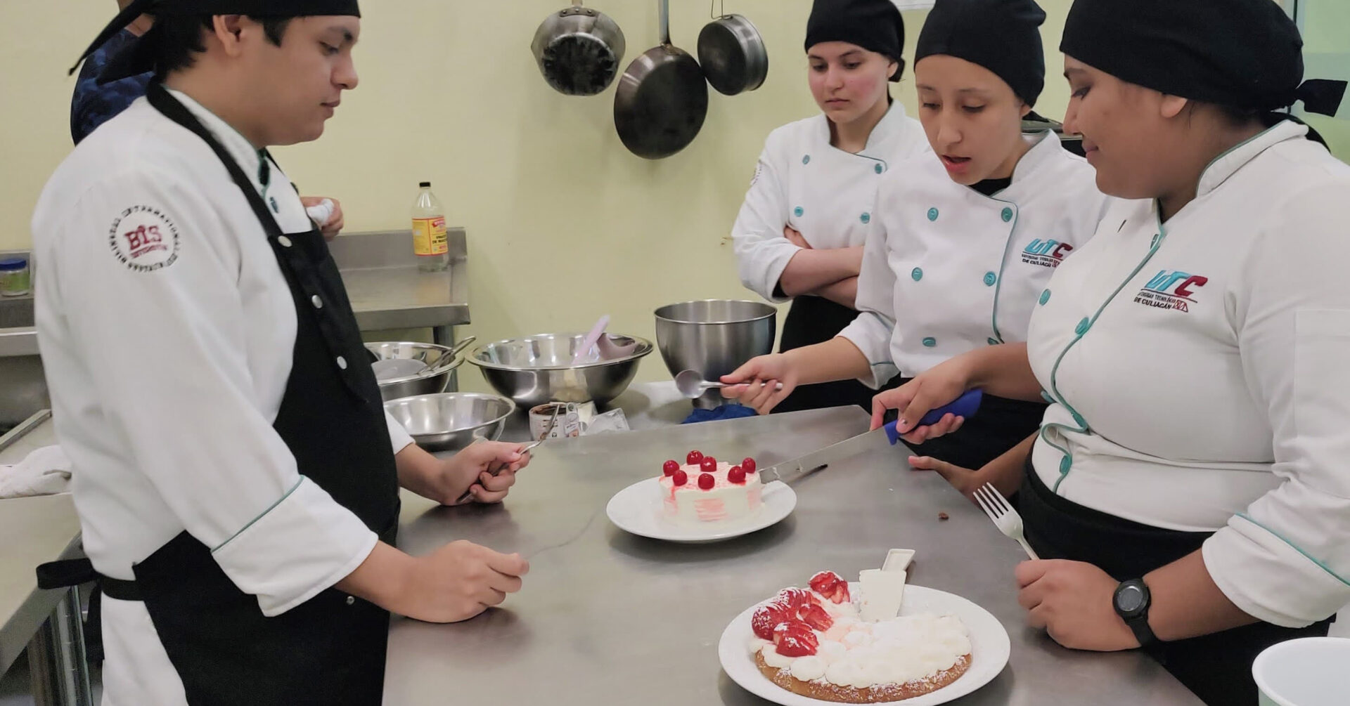 Alumnas de gastronomía en cocina